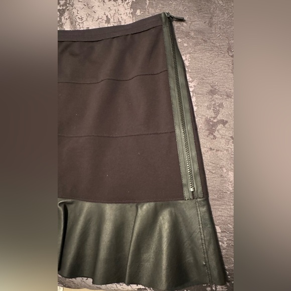 Elie Tahari Black Leather & Rayon Zip Up lined Skirt, size 8 - Picture 3 of 7